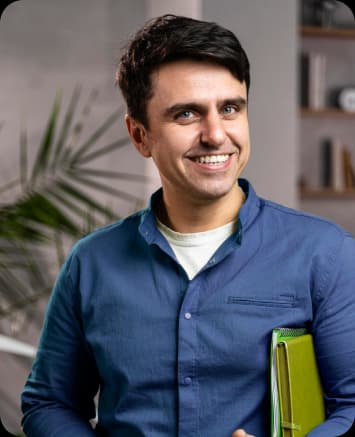 Homem olhando para frente e sorrindo