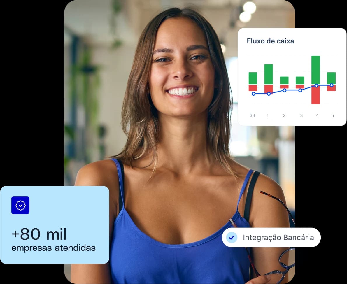 Pessoa olhando para frente e sorrindo