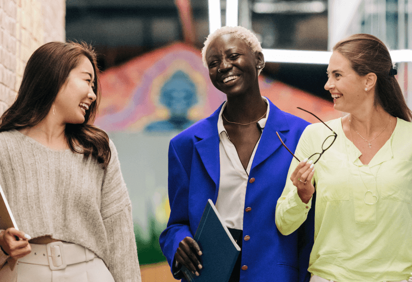 Mulher asiática, mulher africana e mulher caucasiana juntas rindo